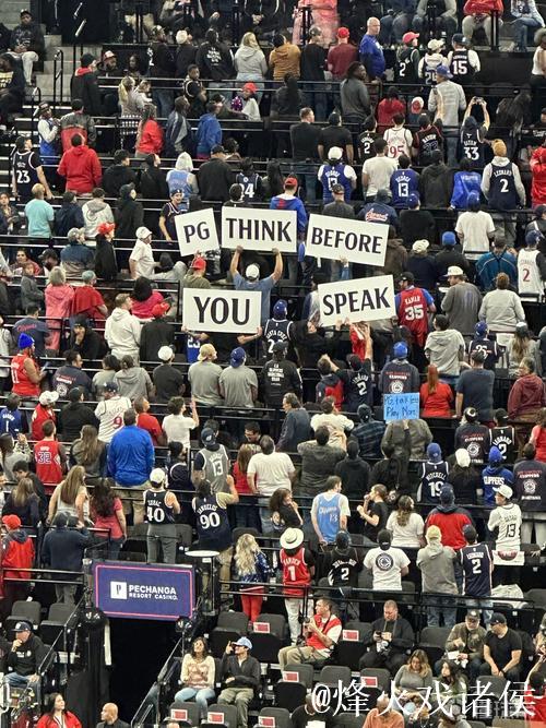 球迷蜂拥离场，快船主场球馆出口人潮涌动